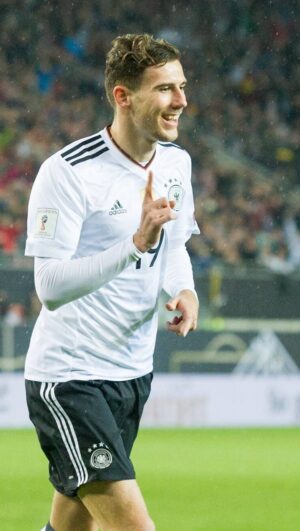 Leon Goretzka Instagram - 2️⃣8️⃣ Happy Birthday, @leon_goretzka! 🎂
Was sagt ihr - ist das Leons bisher schönstes Tor für die Nationalmannschaft? 🔥

#happybirthday #goretzka #dfbteam