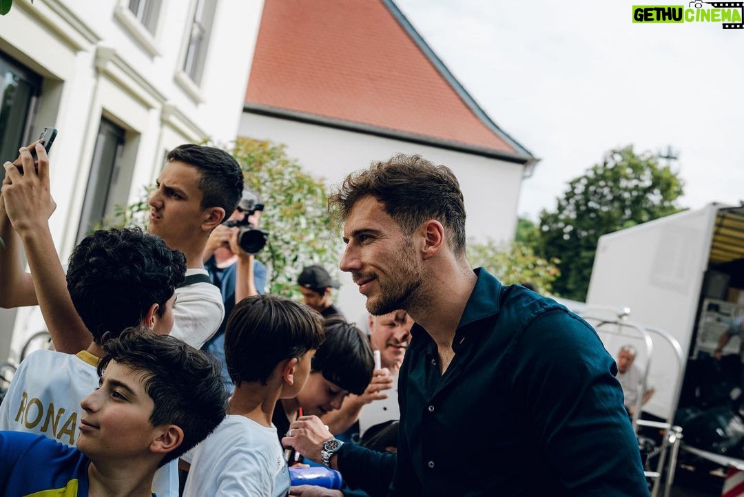 Leon Goretzka Instagram - Ab nach Essen 🚂☕️🤳🏻 @dfb_team
