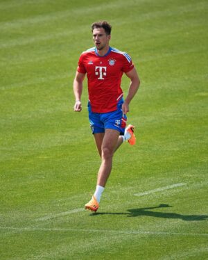 Leon Goretzka Instagram - Lockerer Aufgalopp 🐎 bevor es später zur Nationalmannschaft geht 🇩🇪⚽️