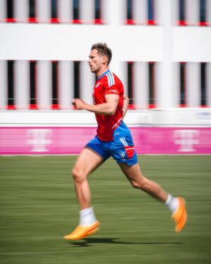 Leon Goretzka Instagram - Lockerer Aufgalopp 🐎 bevor es später zur Nationalmannschaft geht 🇩🇪⚽️