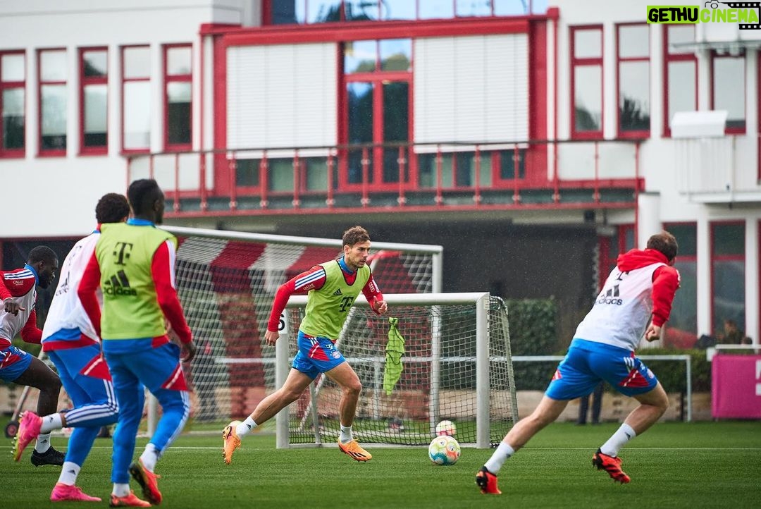 Leon Goretzka Instagram - Mit @berni_fcb in die neue Trainingswoche 💪🏼 @fcbayern