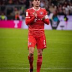 Leon Goretzka Instagram – 🤝🏼! Nackenprobleme überwunden denke ich @mr.choupo 🤩 #bilderbuchkopfball