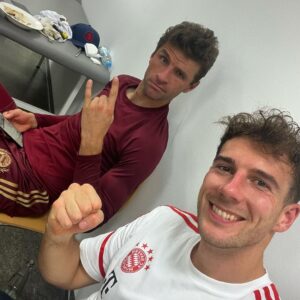 Leon Goretzka Instagram - Party im Dopingraum mit einer sehr coolen Socke vor dem Tor #eiskalternacktmull 🍻🎉💪🏼😂 @esmuellert wieder 🙏🏻 @fcbayern