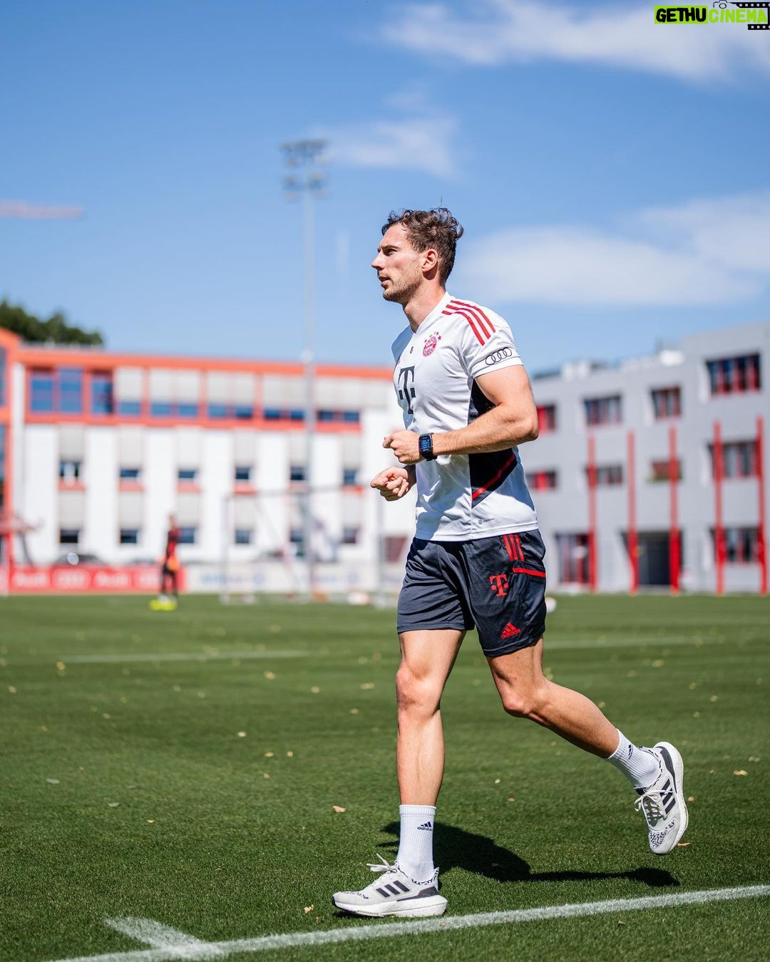 Leon Goretzka Instagram - step by step 💪🏼 liebe Grüße aus dem Reha-Alltag ! Danke für die lieben Nachrichten von euch allen ! @fcbayern