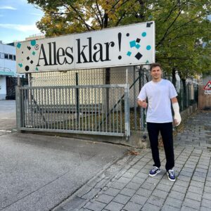 Leon Goretzka Instagram - Passendes Schild vor der Klinik 👍🏼 vielen Dank für eure Nachrichten und Genesungswünsche 🙏🏻 guter Dinge schnell wieder dabei sein zu können 💪🏼