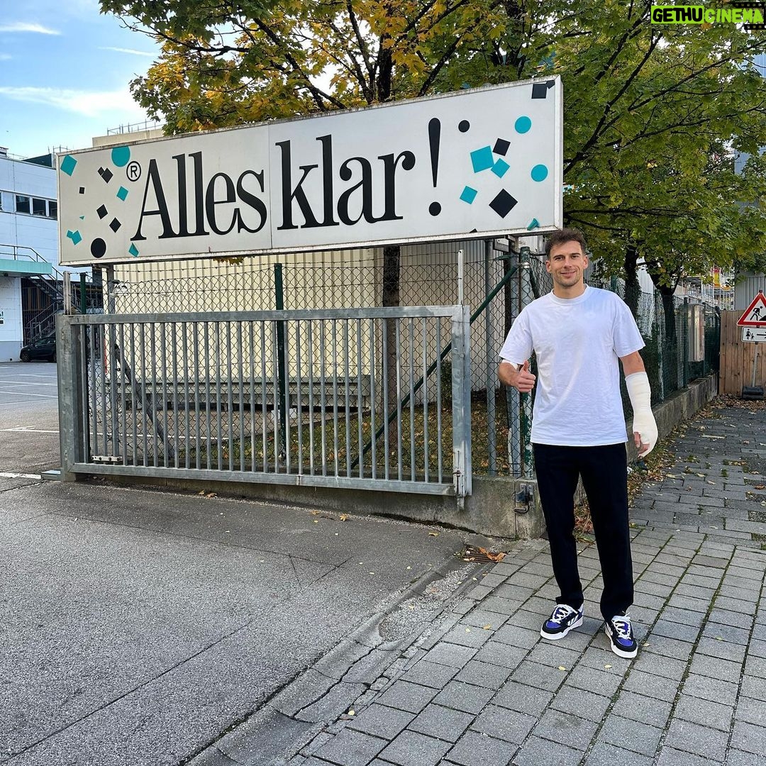 Leon Goretzka - 117.4K Likes - Passendes Schild vor der Klinik 👍🏼 vielen Dank für eure Nachrichten und Genesungswünsche 🙏🏻 guter Dinge schnell wieder dabei sein zu können 💪🏼
