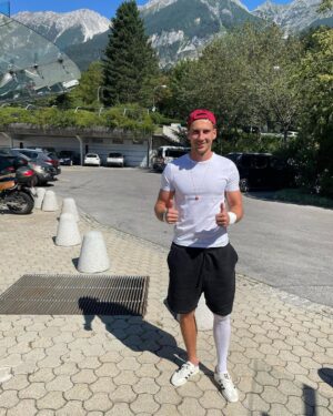 Leon Goretzka Instagram - Vielen Dank für eure Genesungswünsche, die mir viel Kraft geben! Der gestrige Eingriff in Innsbruck war erfolgreich und mir gehts nach dem anfänglichen Schock sehr gut.

Gemeinsam haben wir mit dem @fcbayern dem @dfb_team und mit Euch als Fans im Rücken in dieser Saison extrem viel vor. 

Ich gebe alles, schnellstmöglich wieder auf dem Platz zu stehen und bin guter Dinge, nicht allzu viel zu verpassen 👊🏼💪🏼