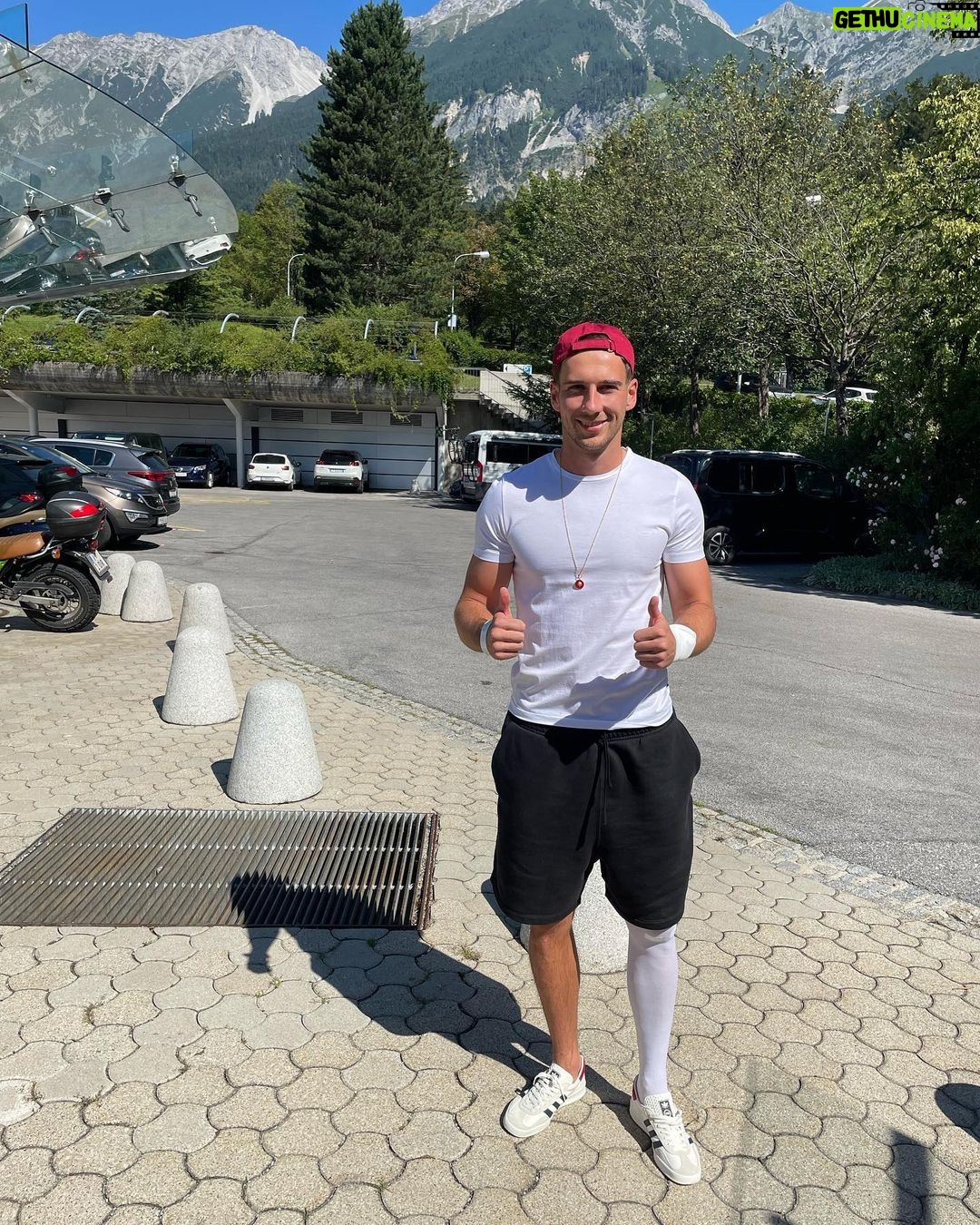 Leon Goretzka - 124K Likes - Vielen Dank für eure Genesungswünsche, die mir viel Kraft geben! Der gestrige Eingriff in Innsbruck war erfolgreich und mir gehts nach dem anfänglichen Schock sehr gut.
Gemeinsam haben wir mit dem @fcbayern dem @dfb_team und mit Euch als Fans im Rücken in dieser Saison extrem viel vor.
Ich gebe alles, schnellstmöglich wieder auf dem Platz zu stehen und bin guter Dinge, nicht allzu viel zu verpassen 👊🏼💪🏼