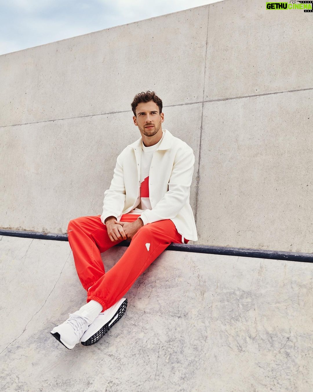 Leon Goretzka Instagram - Off the pitch I like it comfy 😎 Die neue adidas Sportswear Kollektion #comfortleads