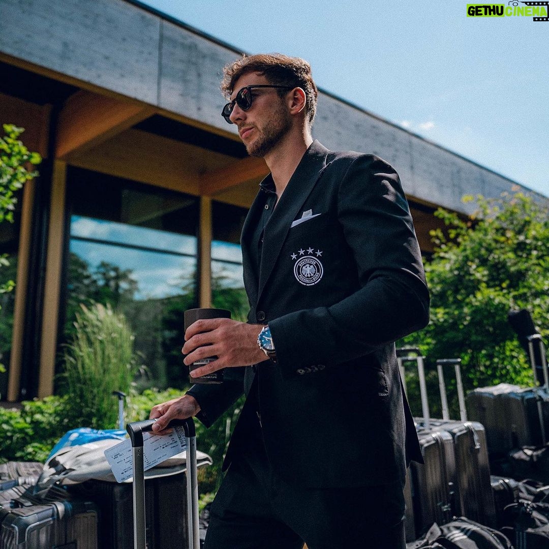 Leon Goretzka Instagram - Ab nach Ungarn 😎🛫 @dfb_team