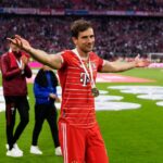 Leon Goretzka Instagram - Deutscher Meister ! @fcbayern 🔴⚪️ Ein Träumchen das Ding wieder gemeinsam mit euch in unserer Arena zu feiern ! 🙌🏼 Euch allen einen meisterlichen Wochenstart !