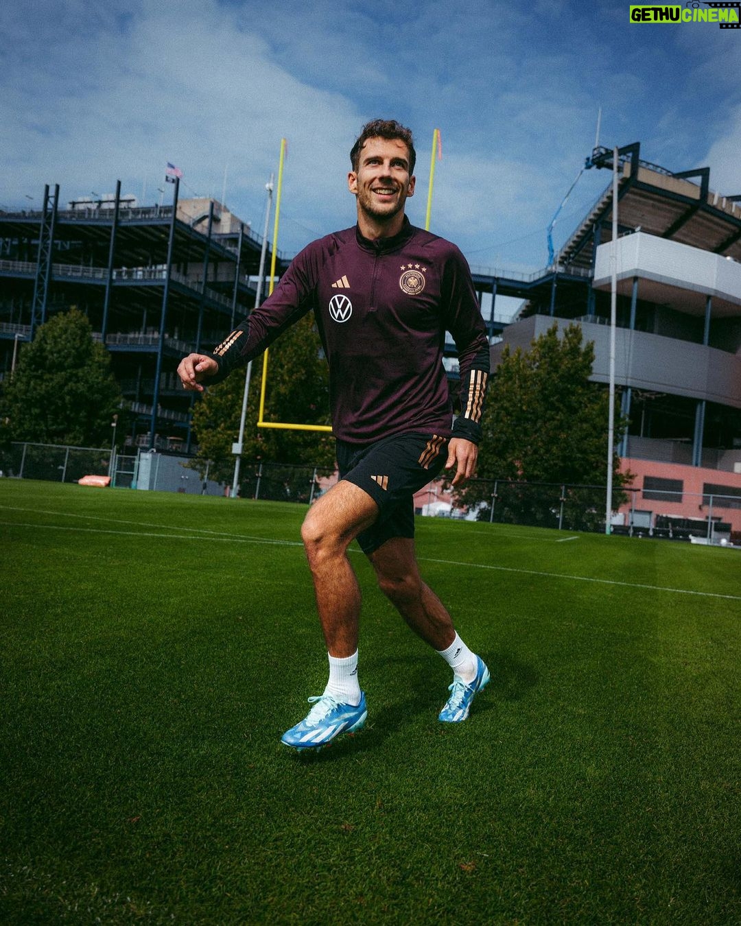 Leon Goretzka Instagram - Starting into the week with a smile @adidasfootball 😊⚽️