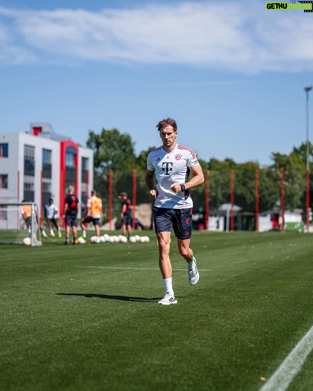 Leon Goretzka Instagram - step by step 💪🏼 liebe Grüße aus dem Reha-Alltag ! Danke für die lieben Nachrichten von euch allen ! @fcbayern