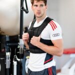 Leon Goretzka Instagram - step by step 💪🏼 liebe Grüße aus dem Reha-Alltag ! Danke für die lieben Nachrichten von euch allen ! @fcbayern