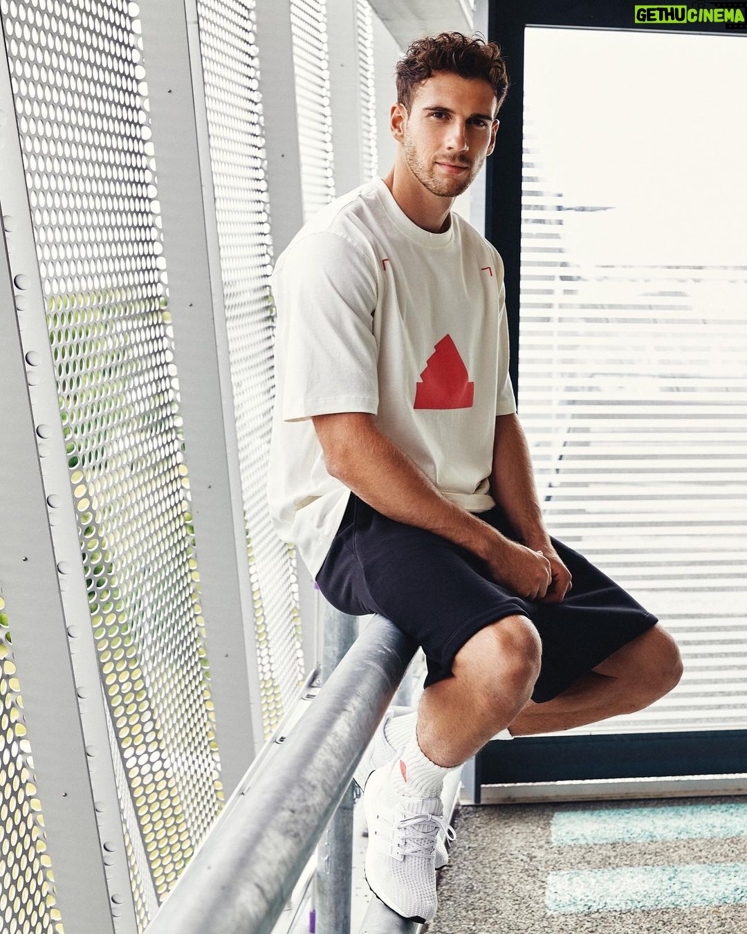 Leon Goretzka Instagram - Off the pitch I like it comfy 😎 Die neue adidas Sportswear Kollektion #comfortleads