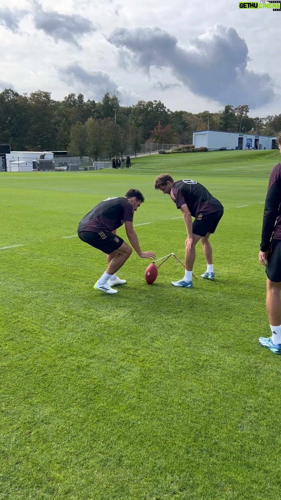 Leon Goretzka Instagram - Coach @esmuellert und @aussenrist15 machen’s möglich 💪🏼😅 @dfb_team ⚽️ @patriots 🏈