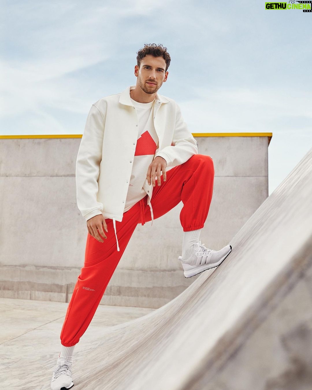 Leon Goretzka Instagram - Off the pitch I like it comfy 😎 Die neue adidas Sportswear Kollektion #comfortleads