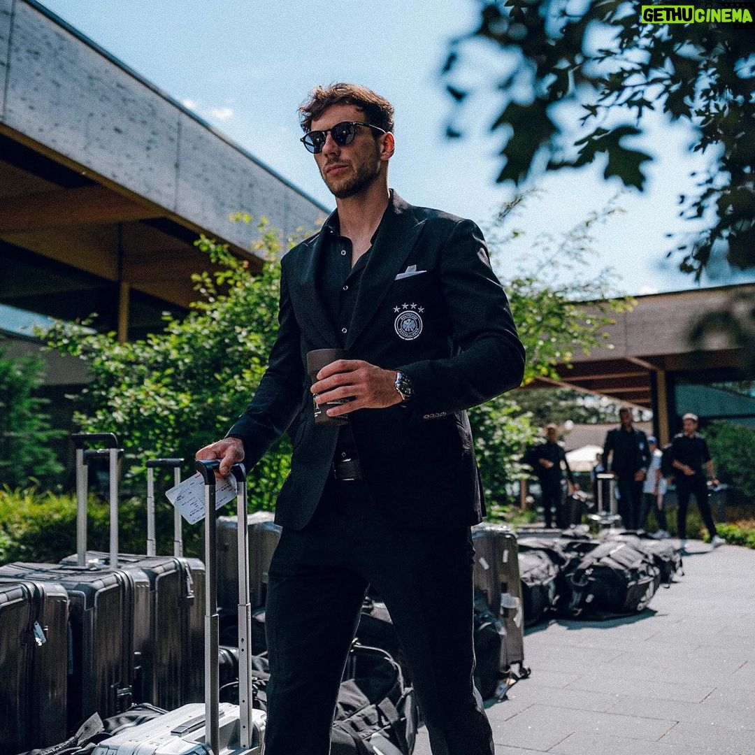 Leon Goretzka Instagram - Ab nach Ungarn 😎🛫 @dfb_team