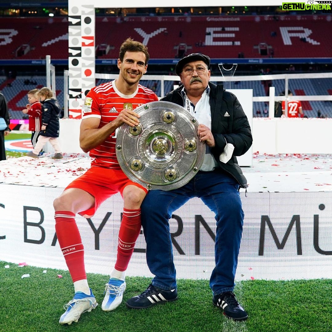 Leon Goretzka Instagram - Deutscher Meister ! @fcbayern 🔴⚪️ Ein Träumchen das Ding wieder gemeinsam mit euch in unserer Arena zu feiern ! 🙌🏼 Euch allen einen meisterlichen Wochenstart !