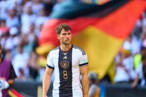 Leon Goretzka Instagram - Ihr wisst, wie stolz es mich macht, für Deutschland zu spielen. Ich bin extrem enttäuscht von der überraschenden Entscheidung, im September nicht dabei zu sein. Gerade die letzten Wochen haben sich wieder richtig gut angefühlt und ich habe mich brutal darauf gefreut, auch in der Nationalmannschaft meinen Beitrag zu leisten, dass wir als Team zurück in die Erfolgsspur kommen. Das habt ihr alle, das hat ganz Deutschland verdient! Gleichzeitig muss ich die Entscheidung des Trainers akzeptieren und werde weiter jeden Tag hart arbeiten um an den guten Start in die Saison anzuknüpfen. 
Ich wünsche uns allen zwei erfolgreiche Spiele und freue mich, wenn wir alle zusammen die Jungs bei den Spielen unterstützen ! Spätestens zur EM in unserem Land brauchen wir Euch alle ! Danke für Euren Support !