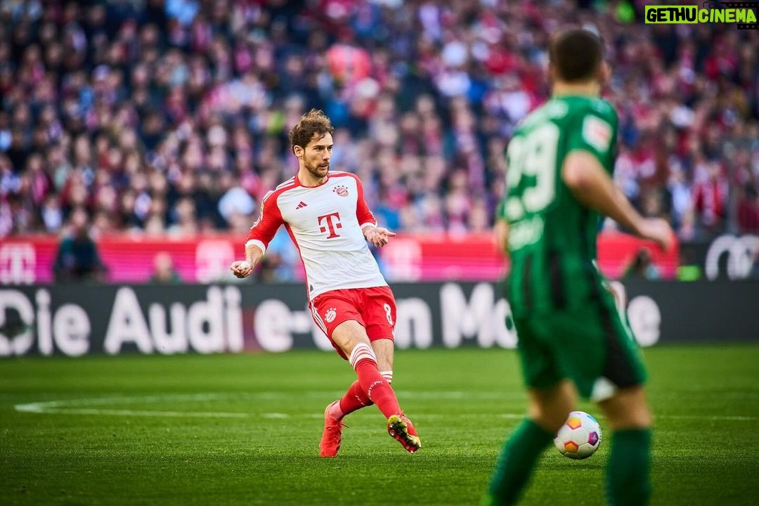 Leon Goretzka Instagram - Important win tonight ๐๐ผ! letโs keep on going next week !! Always nice to meet old friends bzw. Genossen ๐ซถ๐ผ๐ @chrikra23