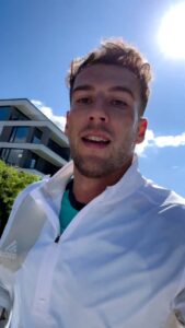 Leon Goretzka Instagram - Besser als playsi ! 💪🏼😂