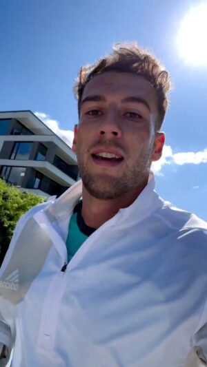 Leon Goretzka Instagram - Besser als playsi ! 💪🏼😂
