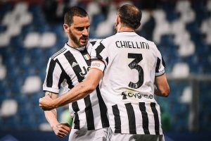 Leonardo Bonucci Instagram - Era il 2010 quando ci siamo incontrati.
Quanta strada fatta insieme..
Uno accanto all’altro attraverso vittorie memorabili.
Sfide in cui eravamo uno la spalla dell’altro. 
Abbiamo toccato il cielo europeo alzandola più in alto che potevamo. 
In questo lungo percorso abbiamo gioito, sofferto, condiviso, discusso e lottato sempre pensando al bene dell’altro proprio come fanno due amici. 
Perché Tu, sei uno dei pochi, veri amici che il calcio mi ha regalato. 
La nostra amicizia continuerà certamente fuori dal campo, ma davanti a questa chiusura del cerchio che il calcio mette davanti ad ognuno di noi, il mio GRAZIE più grande non poteva mancare. 
Sei stato un esempio per Me.
Per milioni di tifosi.
Per un’infinità di ragazzini che sognano di diventare come Chiello! 

Ci sarà una nuova tappa che ti aspetta…ma ora è il momento di goderti la tua famiglia…
Ci vediamo presto Capitano. 
Ti voglio bene.