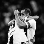 Leonardo Bonucci Instagram - Era il 2010 quando ci siamo incontrati. Quanta strada fatta insieme.. Uno accanto all’altro attraverso vittorie memorabili. Sfide in cui eravamo uno la spalla dell’altro. Abbiamo toccato il cielo europeo alzandola più in alto che potevamo. In questo lungo percorso abbiamo gioito, sofferto, condiviso, discusso e lottato sempre pensando al bene dell’altro proprio come fanno due amici. Perché Tu, sei uno dei pochi, veri amici che il calcio mi ha regalato. La nostra amicizia continuerà certamente fuori dal campo, ma davanti a questa chiusura del cerchio che il calcio mette davanti ad ognuno di noi, il mio GRAZIE più grande non poteva mancare. Sei stato un esempio per Me. Per milioni di tifosi. Per un’infinità di ragazzini che sognano di diventare come Chiello! Ci sarà una nuova tappa che ti aspetta…ma ora è il momento di goderti la tua famiglia… Ci vediamo presto Capitano. Ti voglio bene.
