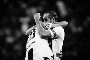 Leonardo Bonucci Instagram - Era il 2010 quando ci siamo incontrati.
Quanta strada fatta insieme..
Uno accanto all’altro attraverso vittorie memorabili.
Sfide in cui eravamo uno la spalla dell’altro. 
Abbiamo toccato il cielo europeo alzandola più in alto che potevamo. 
In questo lungo percorso abbiamo gioito, sofferto, condiviso, discusso e lottato sempre pensando al bene dell’altro proprio come fanno due amici. 
Perché Tu, sei uno dei pochi, veri amici che il calcio mi ha regalato. 
La nostra amicizia continuerà certamente fuori dal campo, ma davanti a questa chiusura del cerchio che il calcio mette davanti ad ognuno di noi, il mio GRAZIE più grande non poteva mancare. 
Sei stato un esempio per Me.
Per milioni di tifosi.
Per un’infinità di ragazzini che sognano di diventare come Chiello! 

Ci sarà una nuova tappa che ti aspetta…ma ora è il momento di goderti la tua famiglia…
Ci vediamo presto Capitano. 
Ti voglio bene.