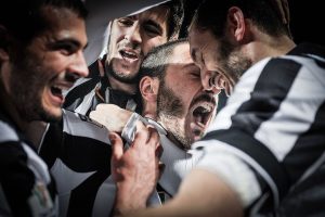 Leonardo Bonucci Instagram - Era il 2010 quando ci siamo incontrati.
Quanta strada fatta insieme..
Uno accanto all’altro attraverso vittorie memorabili.
Sfide in cui eravamo uno la spalla dell’altro. 
Abbiamo toccato il cielo europeo alzandola più in alto che potevamo. 
In questo lungo percorso abbiamo gioito, sofferto, condiviso, discusso e lottato sempre pensando al bene dell’altro proprio come fanno due amici. 
Perché Tu, sei uno dei pochi, veri amici che il calcio mi ha regalato. 
La nostra amicizia continuerà certamente fuori dal campo, ma davanti a questa chiusura del cerchio che il calcio mette davanti ad ognuno di noi, il mio GRAZIE più grande non poteva mancare. 
Sei stato un esempio per Me.
Per milioni di tifosi.
Per un’infinità di ragazzini che sognano di diventare come Chiello! 

Ci sarà una nuova tappa che ti aspetta…ma ora è il momento di goderti la tua famiglia…
Ci vediamo presto Capitano. 
Ti voglio bene.