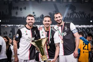Leonardo Bonucci Instagram - Era il 2010 quando ci siamo incontrati.
Quanta strada fatta insieme..
Uno accanto all’altro attraverso vittorie memorabili.
Sfide in cui eravamo uno la spalla dell’altro. 
Abbiamo toccato il cielo europeo alzandola più in alto che potevamo. 
In questo lungo percorso abbiamo gioito, sofferto, condiviso, discusso e lottato sempre pensando al bene dell’altro proprio come fanno due amici. 
Perché Tu, sei uno dei pochi, veri amici che il calcio mi ha regalato. 
La nostra amicizia continuerà certamente fuori dal campo, ma davanti a questa chiusura del cerchio che il calcio mette davanti ad ognuno di noi, il mio GRAZIE più grande non poteva mancare. 
Sei stato un esempio per Me.
Per milioni di tifosi.
Per un’infinità di ragazzini che sognano di diventare come Chiello! 

Ci sarà una nuova tappa che ti aspetta…ma ora è il momento di goderti la tua famiglia…
Ci vediamo presto Capitano. 
Ti voglio bene.