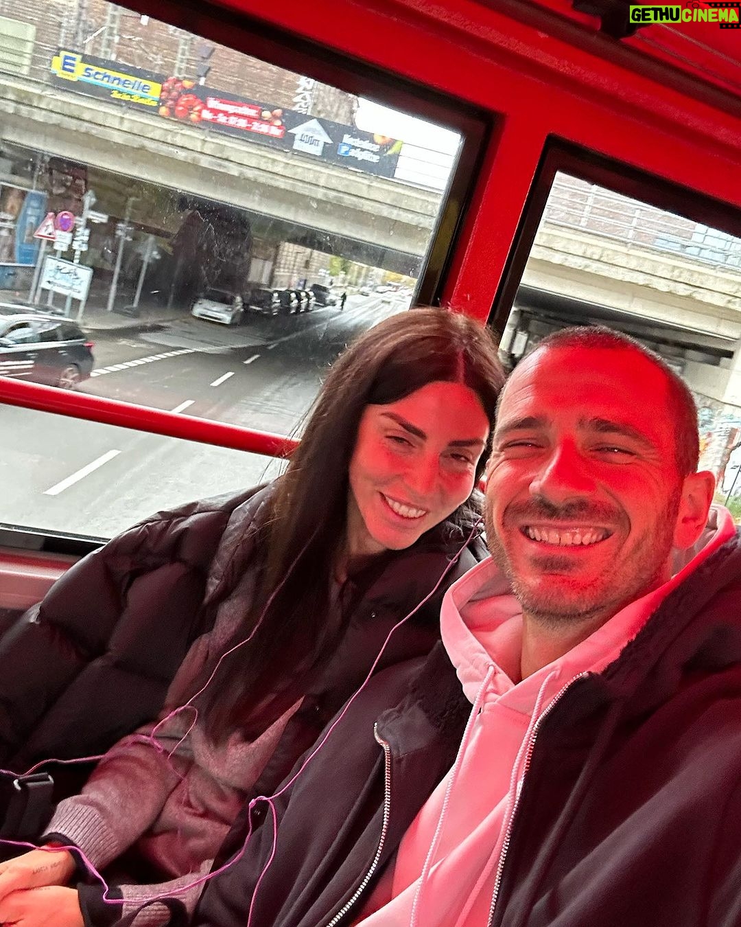 Leonardo Bonucci Instagram - Una Vita così. Di Sorrisi e Baci, di litigi e di pace, di comprensione e condivisioni, di supporto e sopportazione, di amore e di odio. È così, su queste montagne russe, che mi piace stare. Buon compleanno Amore Mio. ❤️