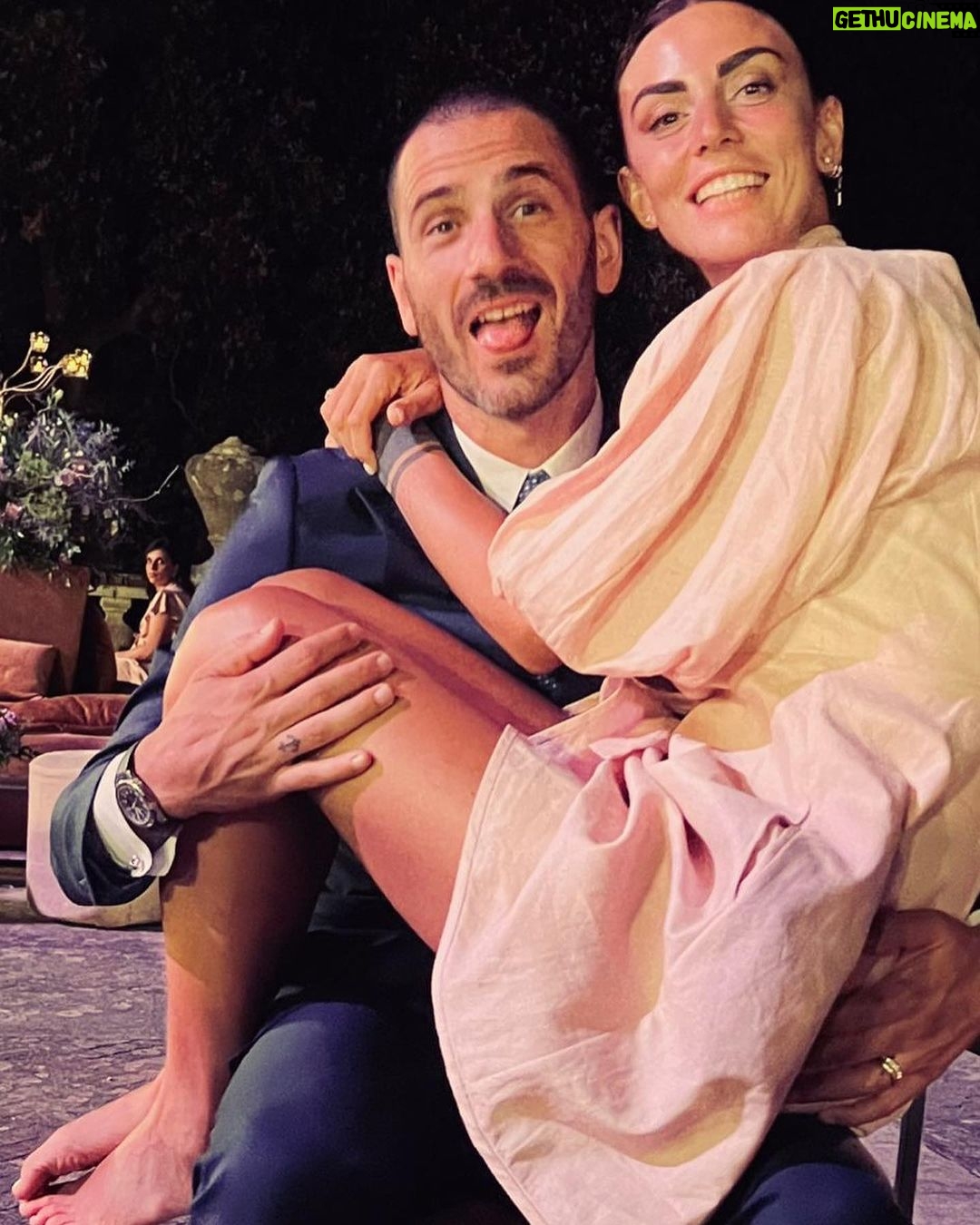 Leonardo Bonucci Instagram - Una Vita così. Di Sorrisi e Baci, di litigi e di pace, di comprensione e condivisioni, di supporto e sopportazione, di amore e di odio. È così, su queste montagne russe, che mi piace stare. Buon compleanno Amore Mio. ❤️