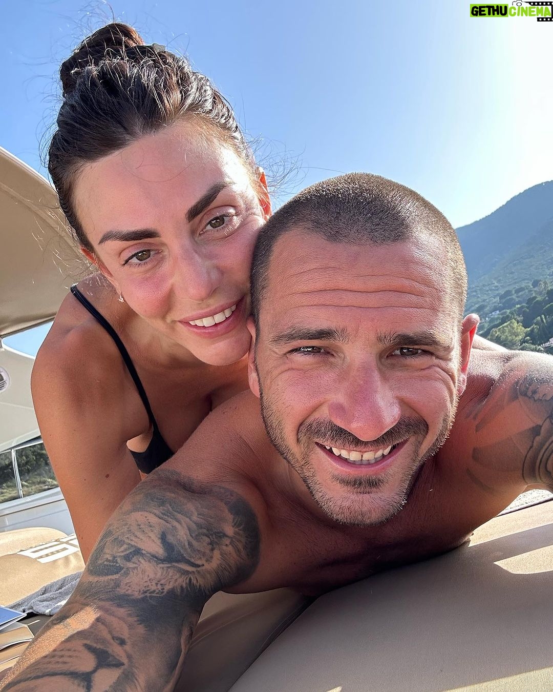 Leonardo Bonucci Instagram - Una Vita così. Di Sorrisi e Baci, di litigi e di pace, di comprensione e condivisioni, di supporto e sopportazione, di amore e di odio. È così, su queste montagne russe, che mi piace stare. Buon compleanno Amore Mio. ❤️