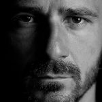 Leonardo Bonucci Instagram – Sono Leonardo Bonucci
e da 19 anni faccio il calciatore professionista

In questo lungo tempo di impegno e dedizione, 
so di essere stato una persona divisiva
è per questo che tutto l’amore che ho ricevuto
si è sempre mescolato a molto altro

Schiaffi e carezze

Oggi, fedele a me stesso,
vi guardo negli occhi
tifosi e giudici
perché una storia così merita rispetto

È un tempo di saluti sofferti
quello per decidere, a malincuore,
che si è arrivati davvero, in fondo

Grazie a Voi
per la forza degli abbracci
ma anche per tutte le critiche
che mi hanno fatto capire
chi dovevo imparare ad essere

Quello che abbiamo raggiunto insieme
Il tempo lo ha detto
non è stato facile da costruire
e non lo sarà da ripetere
ma il cuore è capace di grande memoria
lo sapete bene

Oggi, tifosi, Bianconeri,
si chiude il capitolo più grande della mia vita

Sognavo un giusto finale
la possibilità di chiuderlo con Voi
questo purtroppo non accadrà
ma il tempo, ancora una volta
ci sarà amico, ne sono certo

Nel domani, che adesso è già qui
sarò sempre io
lo stesso Leonardo
lo stesso Bonucci