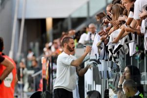 Leonardo Bonucci Instagram - 9.8.23 Allianz Stadium

Qui ho imparato, combattuto e sognato, tanto. Più di quanto pensavo fosse possibile. 

La realtà di oggi, in un luogo che al di là di tutto continuo a percepire come casa, continua ad insegnarmi quanto l’amore e l’affetto possano arrivare oltre a situazioni imposte. 

Grazie a voi tutti juventini, dal primo giorno, fino ancora ad oggi!