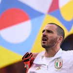 Leonardo Bonucci Instagram - Eccomi qui. Un appuntamento che conosco bene. Un momento a cui non intendo sottrarmi. So bene quanto un errore in una partita del genere possa contare ma so anche quanto la consapevolezza possa aiutare a guardare avanti certi delle fondamenta che ci sostengono. Il lavoro e la passione che mi hanno sempre contraddistinto non si faranno scalfire dai giudizi del momento. So chi sono e che gioco è questo. Ho sempre rispettato le opinioni di tutti ma ho sempre guardato avanti, consapevole che niente è facile nella vita e niente viene regalato nel calcio. Ho ottenuto tutto lavorando quotidianamente, con sacrificio e umiltà. E sarà così anche domani, dopodomani, perché chi ha paura del giudizio degli altri non è un Uomo. Io penso già all’allenamento di domani. Grazie a tutti i miei compagni che insieme a Me hanno lottato e stasera la fortuna non è stata la nostra compagna di battaglia. Forza Azzurri. De Grolsch Veste