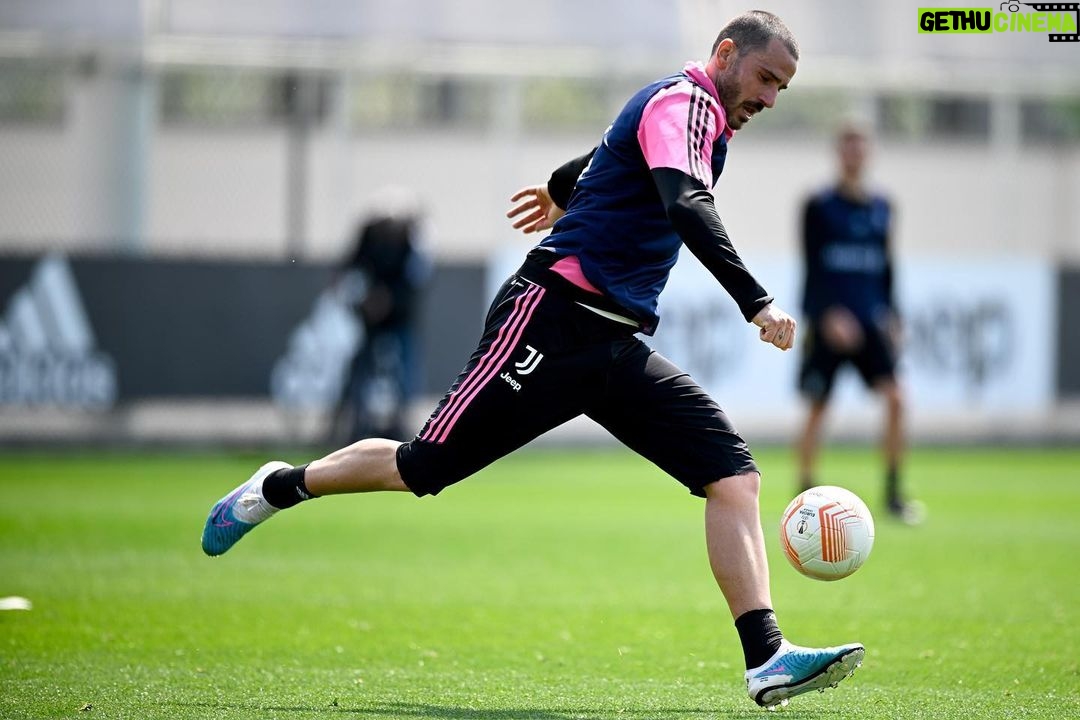 Leonardo Bonucci Instagram - Working ⚪️⚫️ #FinoAllaFine Juventus Center-La Continassa