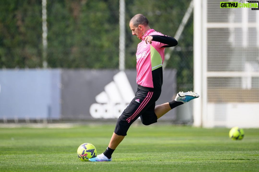Leonardo Bonucci Instagram - On the pitch #LB19 #FinoAllaFine Juventus Center-La Continassa