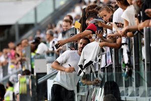 Leonardo Bonucci Instagram - 9.8.23 Allianz Stadium

Qui ho imparato, combattuto e sognato, tanto. Più di quanto pensavo fosse possibile. 

La realtà di oggi, in un luogo che al di là di tutto continuo a percepire come casa, continua ad insegnarmi quanto l’amore e l’affetto possano arrivare oltre a situazioni imposte. 

Grazie a voi tutti juventini, dal primo giorno, fino ancora ad oggi!