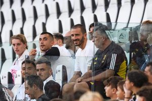 Leonardo Bonucci Instagram - 9.8.23 Allianz Stadium

Qui ho imparato, combattuto e sognato, tanto. Più di quanto pensavo fosse possibile. 

La realtà di oggi, in un luogo che al di là di tutto continuo a percepire come casa, continua ad insegnarmi quanto l’amore e l’affetto possano arrivare oltre a situazioni imposte. 

Grazie a voi tutti juventini, dal primo giorno, fino ancora ad oggi!