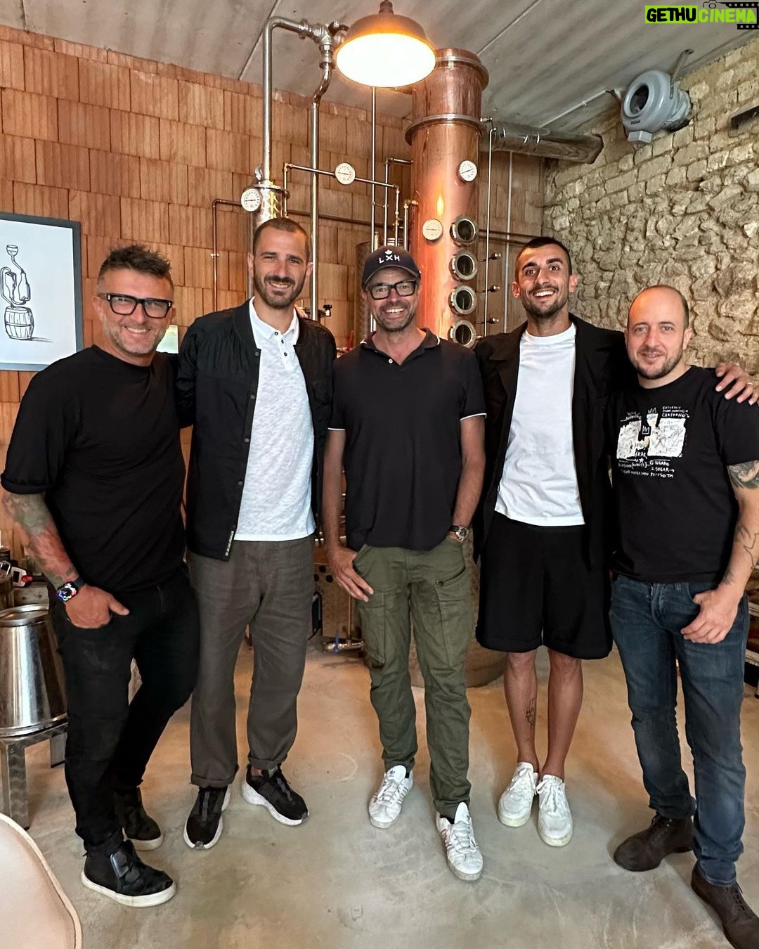 Leonardo Bonucci Instagram - Grâce à votre hospitalité, c'était comme se sentir chez soi. Nous avons passé des jours merveilleux que nous n'oublierons jamais. Merci à tous pour cette belle aventure. 🫶🏻❤️😍 Champagne, France