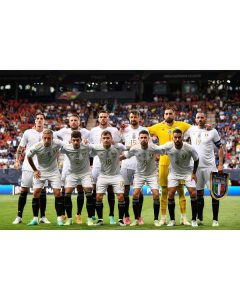 Leonardo Bonucci Instagram - Eccomi qui. Un appuntamento che conosco bene. Un momento a cui non intendo sottrarmi. So bene quanto un errore in una partita del genere possa contare ma so anche quanto la consapevolezza possa aiutare a guardare avanti certi delle fondamenta che ci sostengono. Il lavoro e la passione che mi hanno sempre contraddistinto non si faranno scalfire dai giudizi del momento. So chi sono e che gioco è questo. Ho sempre rispettato le opinioni di tutti ma ho sempre guardato avanti, consapevole che niente è facile nella vita e niente viene regalato nel calcio. Ho ottenuto tutto lavorando quotidianamente, con sacrificio e umiltà. E sarà così anche domani, dopodomani, perché chi ha paura del giudizio degli altri non è un Uomo. Io penso già all’allenamento di domani. Grazie a tutti i miei compagni che insieme a Me hanno lottato e stasera la fortuna non è stata la nostra compagna di battaglia. Forza Azzurri. De Grolsch Veste