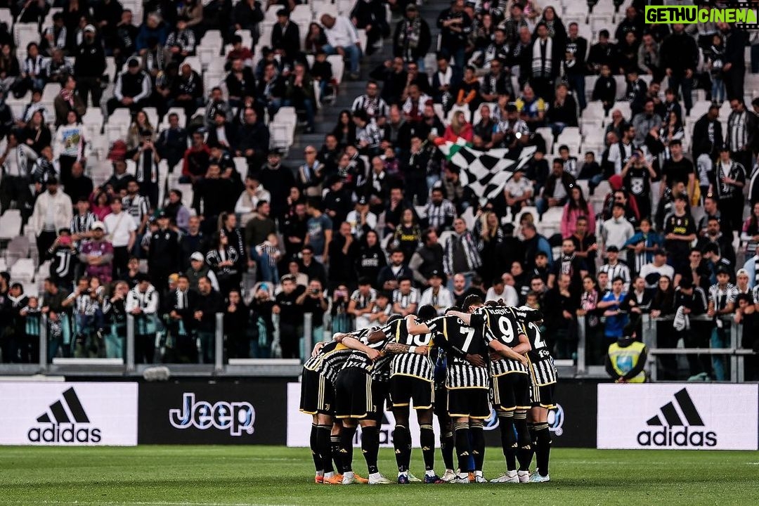 Leonardo Bonucci Instagram - Grazie 🤍🖤 #LB19 #FinoAllaFine Allianz Stadium