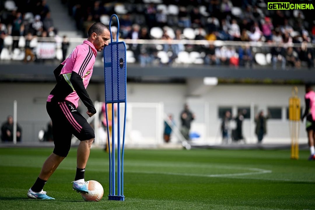 Leonardo Bonucci Instagram - Working ⚪️⚫️ #FinoAllaFine Juventus Center-La Continassa