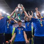 Leonardo Bonucci Instagram - Era il 2010 quando ci siamo incontrati. Quanta strada fatta insieme.. Uno accanto all’altro attraverso vittorie memorabili. Sfide in cui eravamo uno la spalla dell’altro. Abbiamo toccato il cielo europeo alzandola più in alto che potevamo. In questo lungo percorso abbiamo gioito, sofferto, condiviso, discusso e lottato sempre pensando al bene dell’altro proprio come fanno due amici. Perché Tu, sei uno dei pochi, veri amici che il calcio mi ha regalato. La nostra amicizia continuerà certamente fuori dal campo, ma davanti a questa chiusura del cerchio che il calcio mette davanti ad ognuno di noi, il mio GRAZIE più grande non poteva mancare. Sei stato un esempio per Me. Per milioni di tifosi. Per un’infinità di ragazzini che sognano di diventare come Chiello! Ci sarà una nuova tappa che ti aspetta…ma ora è il momento di goderti la tua famiglia… Ci vediamo presto Capitano. Ti voglio bene.