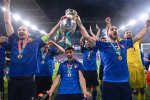 Leonardo Bonucci Instagram - Era il 2010 quando ci siamo incontrati.
Quanta strada fatta insieme..
Uno accanto all’altro attraverso vittorie memorabili.
Sfide in cui eravamo uno la spalla dell’altro. 
Abbiamo toccato il cielo europeo alzandola più in alto che potevamo. 
In questo lungo percorso abbiamo gioito, sofferto, condiviso, discusso e lottato sempre pensando al bene dell’altro proprio come fanno due amici. 
Perché Tu, sei uno dei pochi, veri amici che il calcio mi ha regalato. 
La nostra amicizia continuerà certamente fuori dal campo, ma davanti a questa chiusura del cerchio che il calcio mette davanti ad ognuno di noi, il mio GRAZIE più grande non poteva mancare. 
Sei stato un esempio per Me.
Per milioni di tifosi.
Per un’infinità di ragazzini che sognano di diventare come Chiello! 

Ci sarà una nuova tappa che ti aspetta…ma ora è il momento di goderti la tua famiglia…
Ci vediamo presto Capitano. 
Ti voglio bene.
