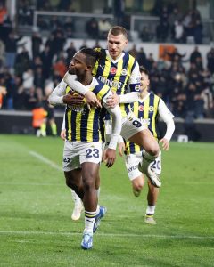 Leonardo Bonucci Instagram - What a win! 💪🏻🟡🔵 Başakşehir Fatih Terim Stadyumu