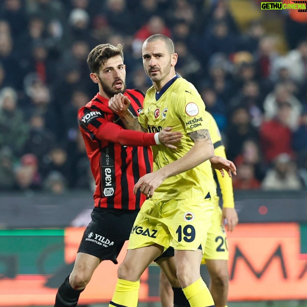 Leonardo Bonucci Instagram - Is there a better way to start? 💪🏻🟡🔵 Fenerbahçe Şükrü Saraçoğlu Stadı